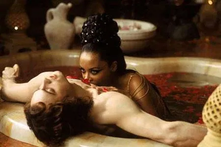 Mulher fazendo sexo oral em outra mulher