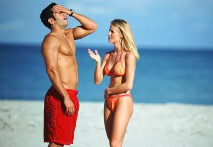 Homem conversando com mulher